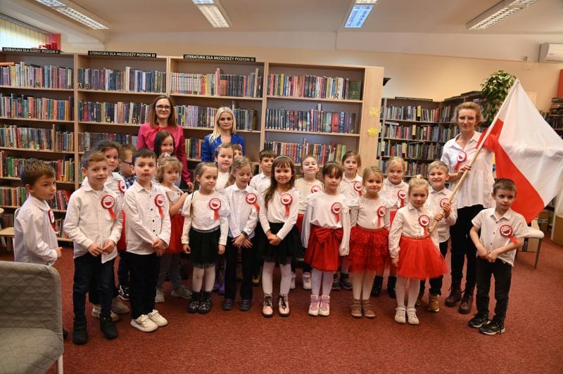 Dzieci malują historię