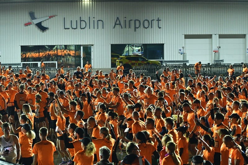 Nocny sprint na lotnisku (foto)