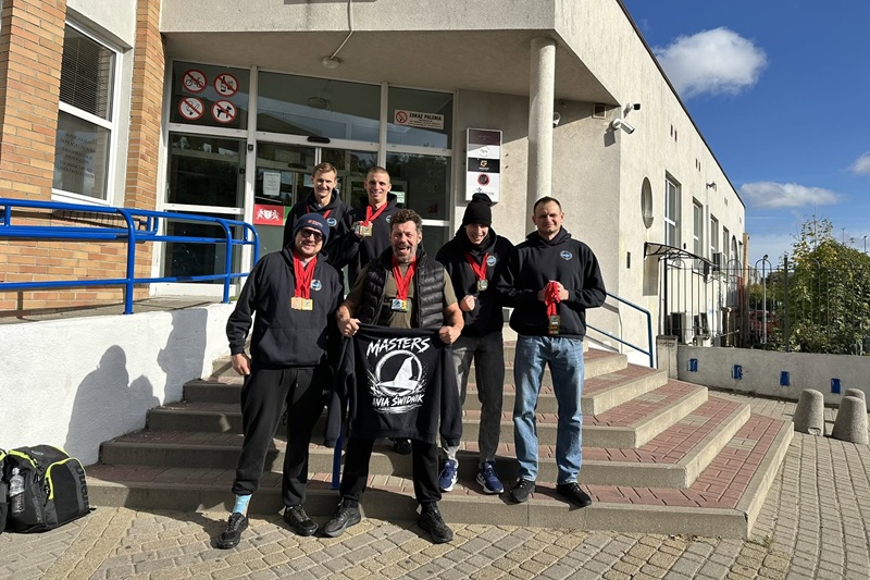 Żółto – niebieskie podium