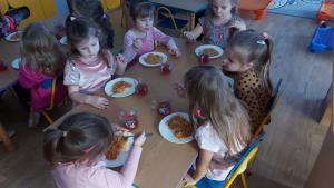 Wlochy-Biedronki-jedza-spaghetti (1)