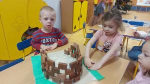 Wlochy-Biedronki-naklejaja-zielena-bibule-wokol-koloseum