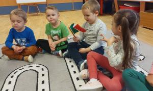 Wlochy-Biedronki-podczas-lekcji-ciszy-ogladaja-flage-Wloch