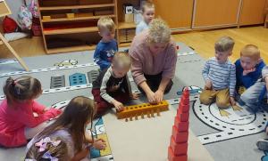 Wlochy-Biedronki-pracuja-z-materialem-Montessori-osadzanie-cylindrow-w-blokach