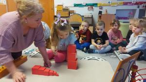 Wlochy-Biedronki-pracuja-z-materialem-Montessori-ukladanie-rozowe-wiezy