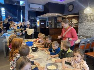 Wlochy-Biedronki-rozwalkowuja-ciasto-na-pizze