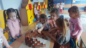 Wlochy-Biedronki-wyklejaja-arene-koloseum-kasza