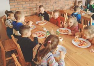 Wlochy-Jezyki-jedza-wykonana-przez-siebie-pizze