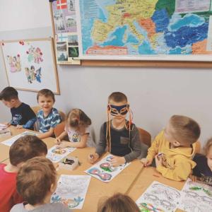 Wlochy-Jezyki-koloruja-maski