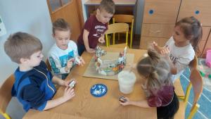 Wlochy-Jezyki-z-pudelek-po-zapalkach-wykonuja-koloseum