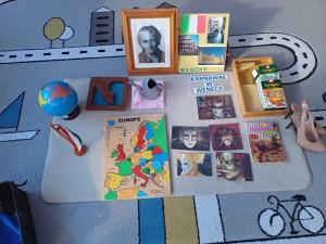 Wlochy-Montessorki-ogladaja-ekspozycje-zwiazana-z-Wlochami