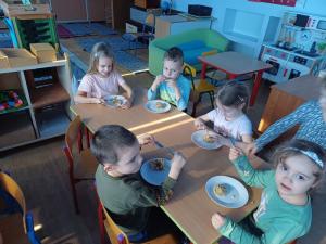 Wlochy-Montessorki-zjadaja-risotto-wloska-potrawe