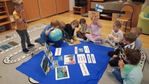 Wlochy-Pani-Aga-opowiada-Montessorkom-o-miejscu-Finlandii-na-puzlowej-mapie-Europy