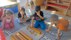 Wlochy-chlopiec-z-Jezykow-osadza-cylindry-w-bloku