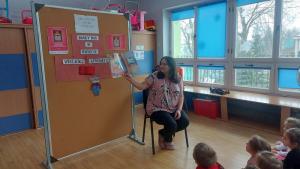 Wlochy-czytanie-ksiazeczki-Pinokio-w-ramach-akcji-CPCD