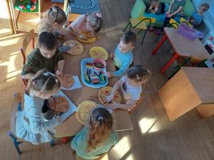 Wlochy-dzieci-z-Montessori-wykonuja-prace-plastyczna