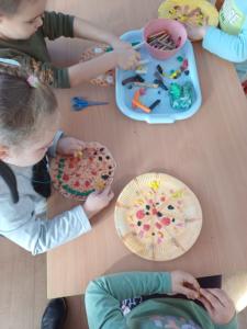 Wlochy-dzieci-z-Montessori-wykonuja-ulubiona-pizze