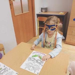 Wlochy-dziewczynka-z-Jezykow-koloruje-maski